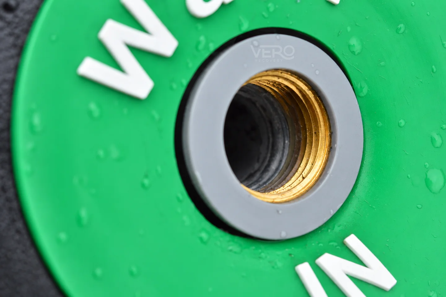 Close up of the water inlet connector's thread on the ice bath