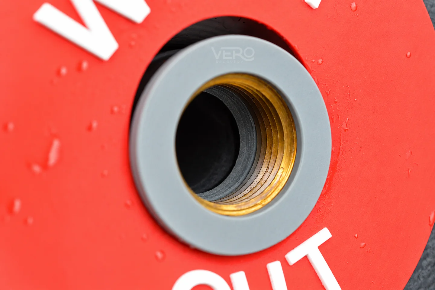 Close up of the water outlet connector's thread on the ice bath